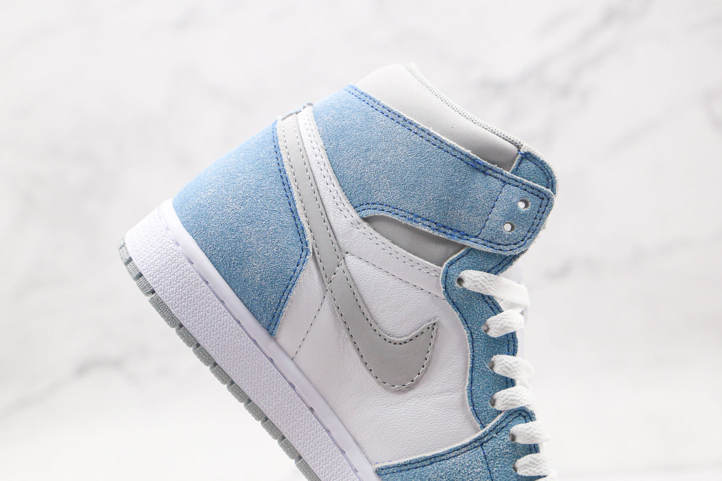 Jordan 1 Retro High Hyper Royal Smoke Gray
